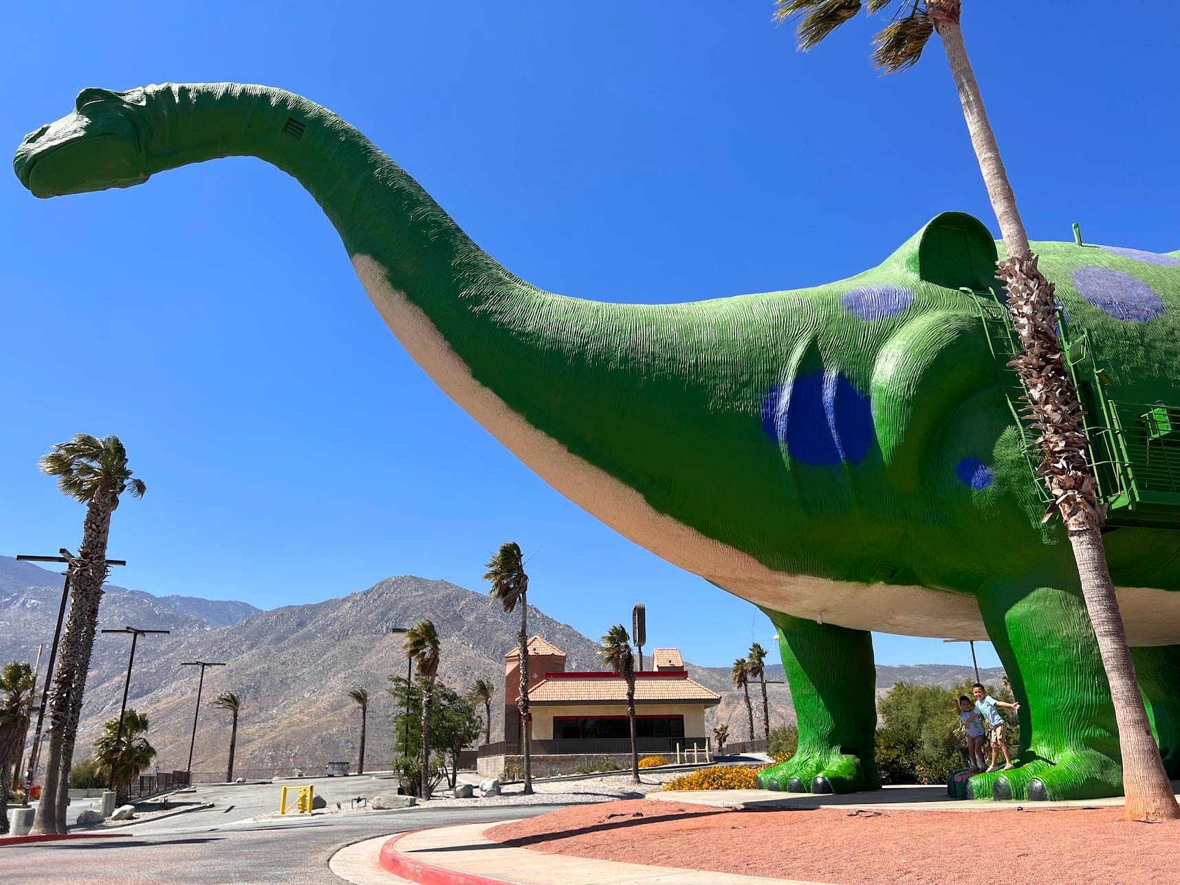Prehistoric Wonders at Your Fingertips: A Family Adventure at the Cabazon Dinosaur Attraction