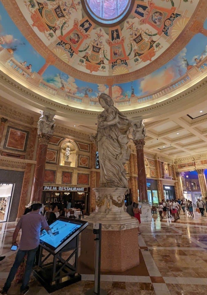 Luxury & Delight: The Forum Shop at Caesars – Vegas’ Must-Visit!