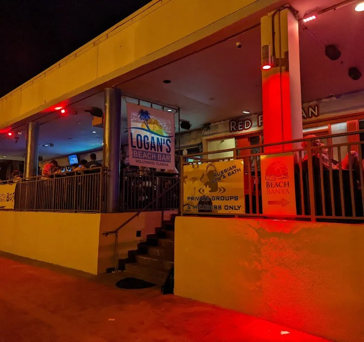 Critique of Logan’s Beach Bar: Dive Into Hollywood’s Dive Scene — photograph 14