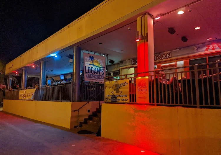 Critique of Logan’s Beach Bar: Dive Into Hollywood’s Dive Scene — photograph 5