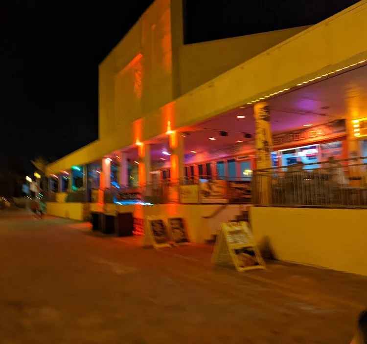 Critique of Logan’s Beach Bar: Dive Into Hollywood’s Dive Scene — photograph 15