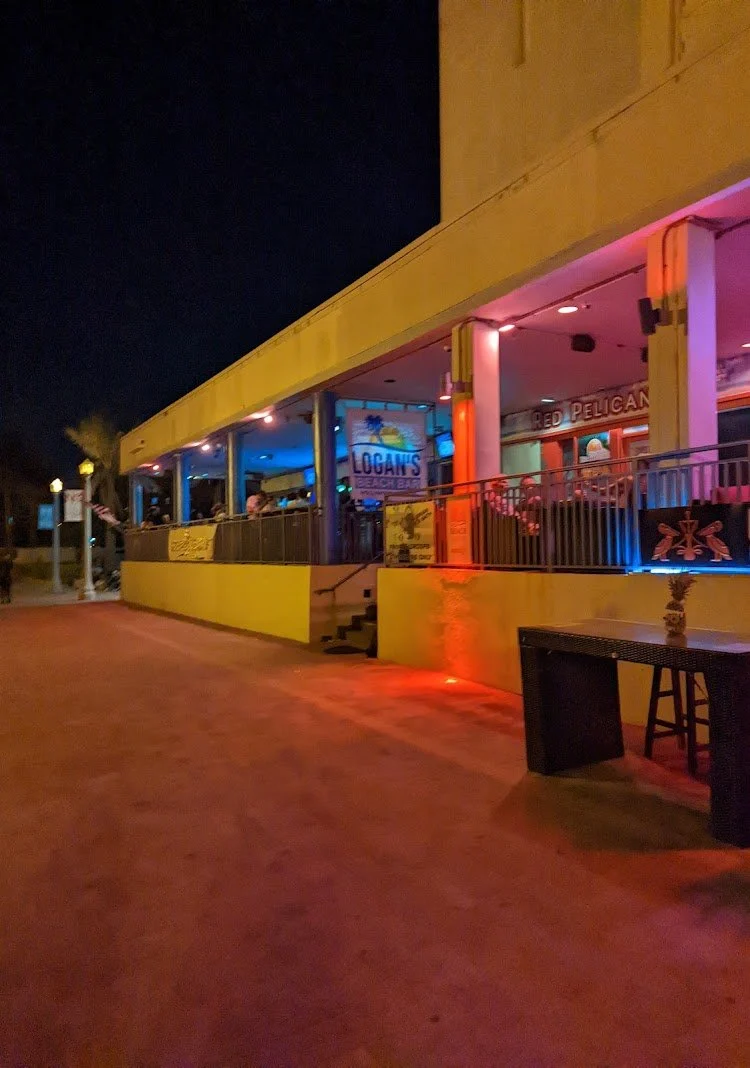 Critique of Logan’s Beach Bar: Dive Into Hollywood’s Dive Scene — photograph 3