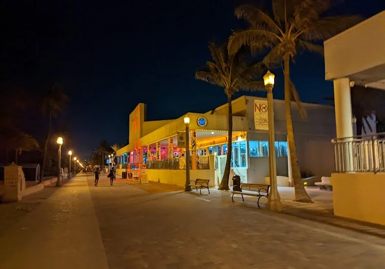 Critique of Logan’s Beach Bar: Dive Into Hollywood’s Dive Scene — photograph 6