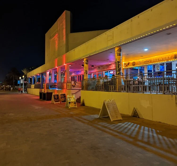 Critique of Logan’s Beach Bar: Dive Into Hollywood’s Dive Scene — photograph 18