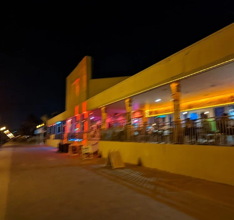 Critique of Logan’s Beach Bar: Dive Into Hollywood’s Dive Scene — photograph 12