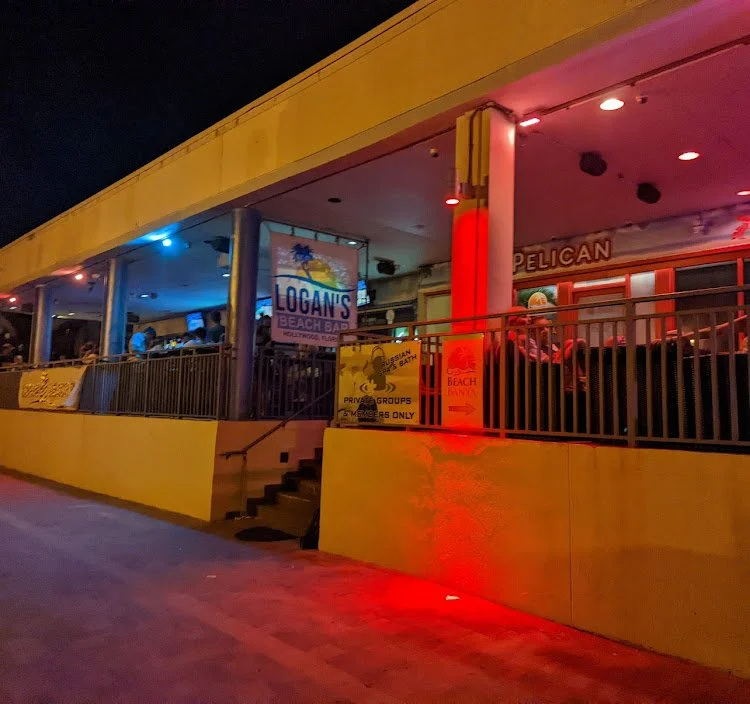 Critique of Logan’s Beach Bar: Dive Into Hollywood’s Dive Scene — photograph 11